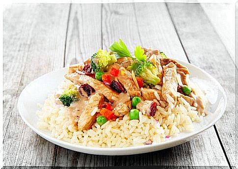 Rice with chicken, an essential among the recipes for pregnant women with low weight.