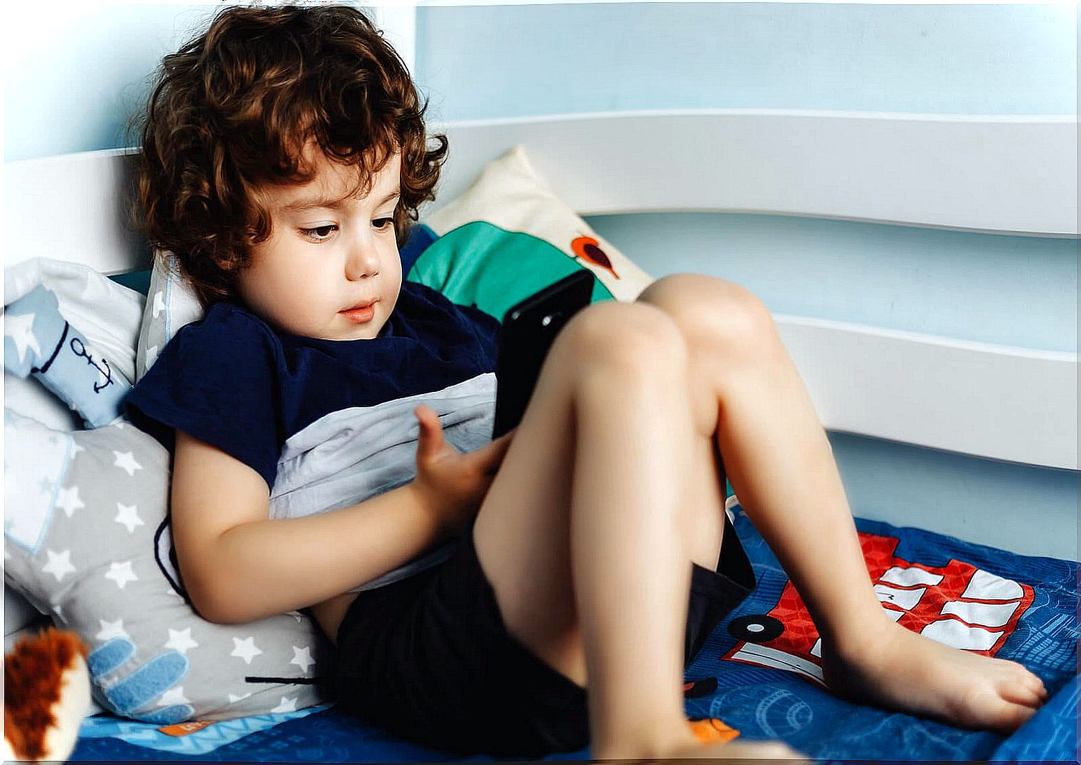 Child playing with the mobile because he is not able to carry out a digital disconnection.