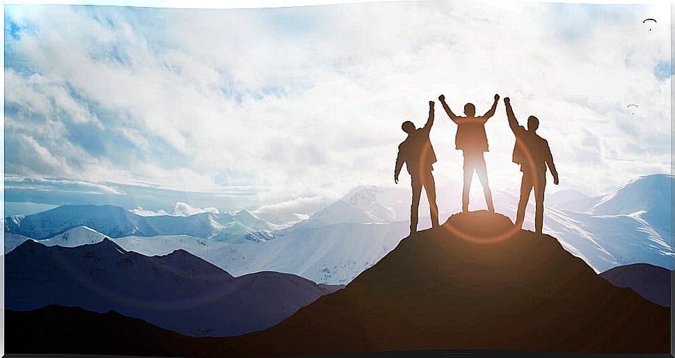 Group of friends manages to conquer the top of the mountain thanks to the value of perseverance.