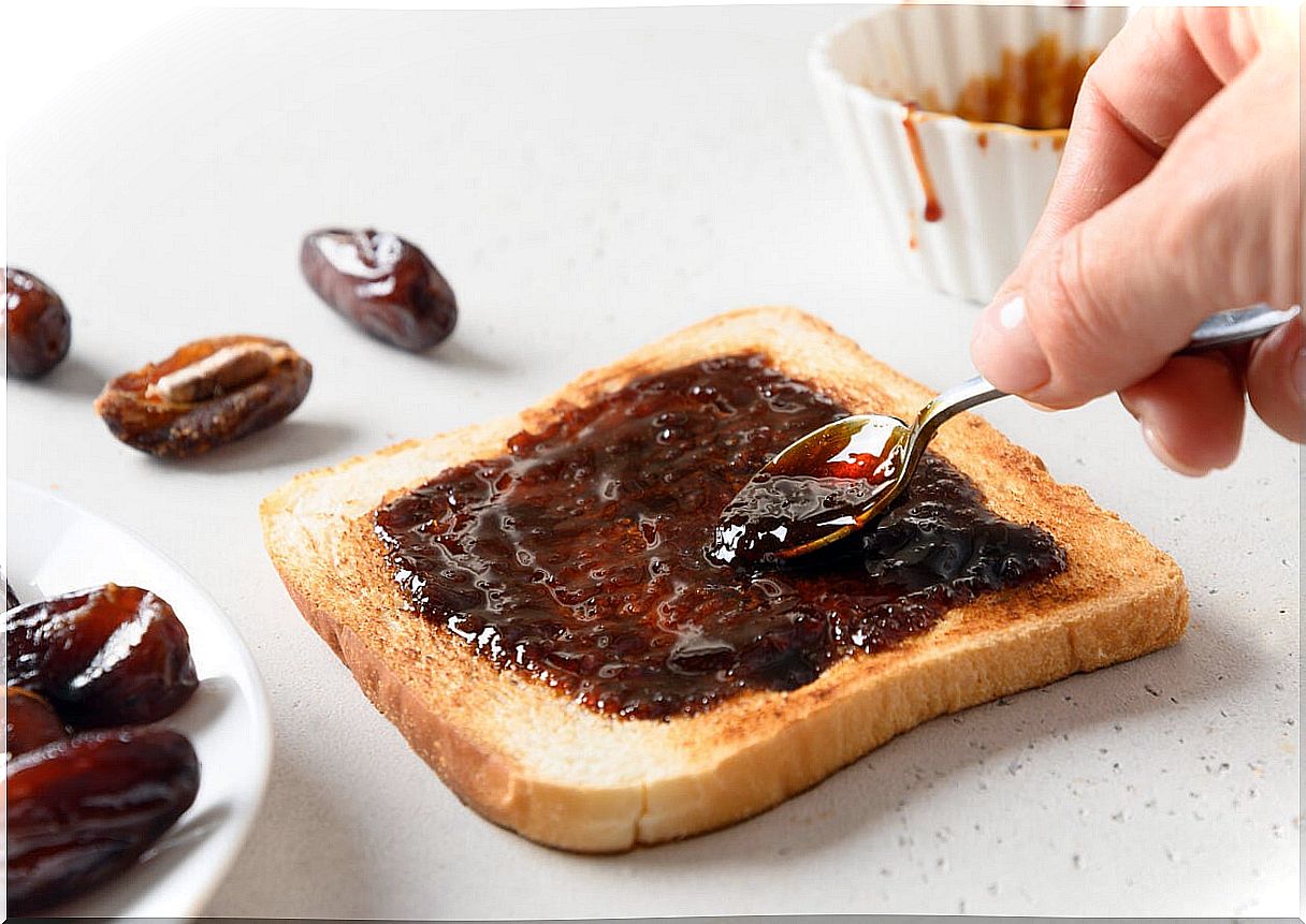 Toast with date cream.