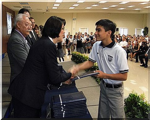 They deliver certificates to the students of the American School