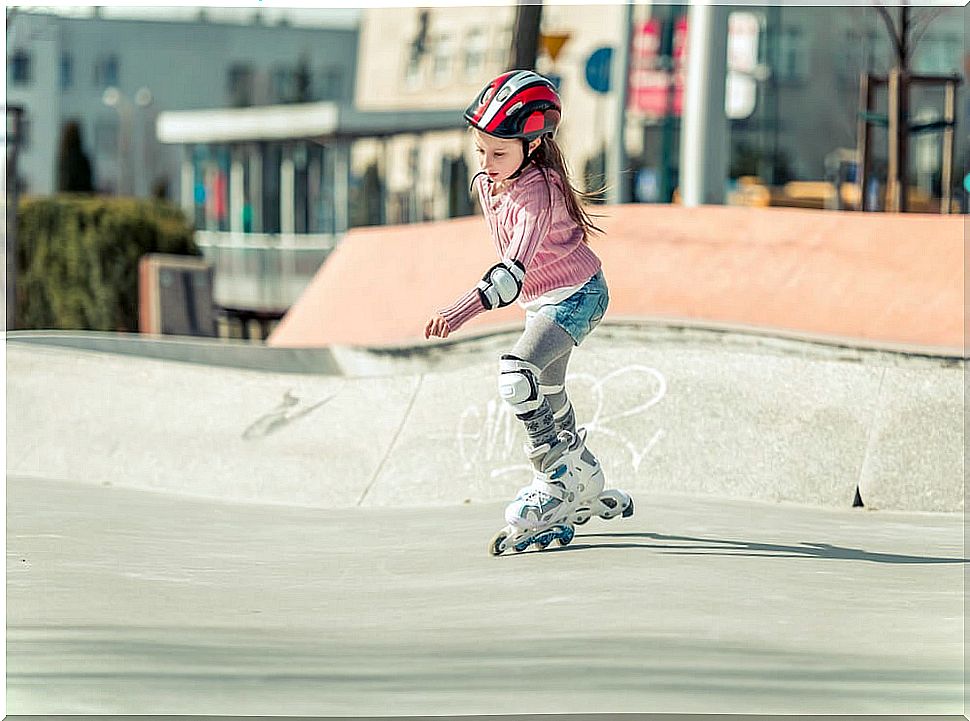 Going out well equipped and protected is one of the bases for learning to skate in line.