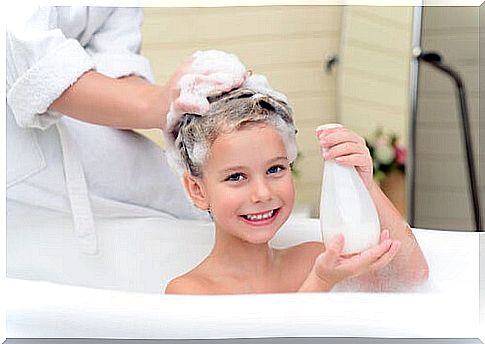 Critically evaluates the need to wash children's hair every day;  do it if it is definitely a must.