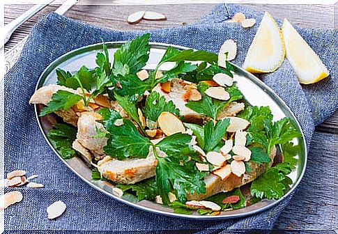 Chicken with salad and almonds provides a wide variety of nutrients for pregnant women.