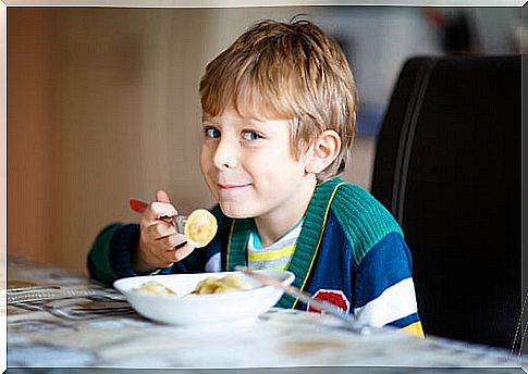 Many children do not get used to eating at school, for different reasons.