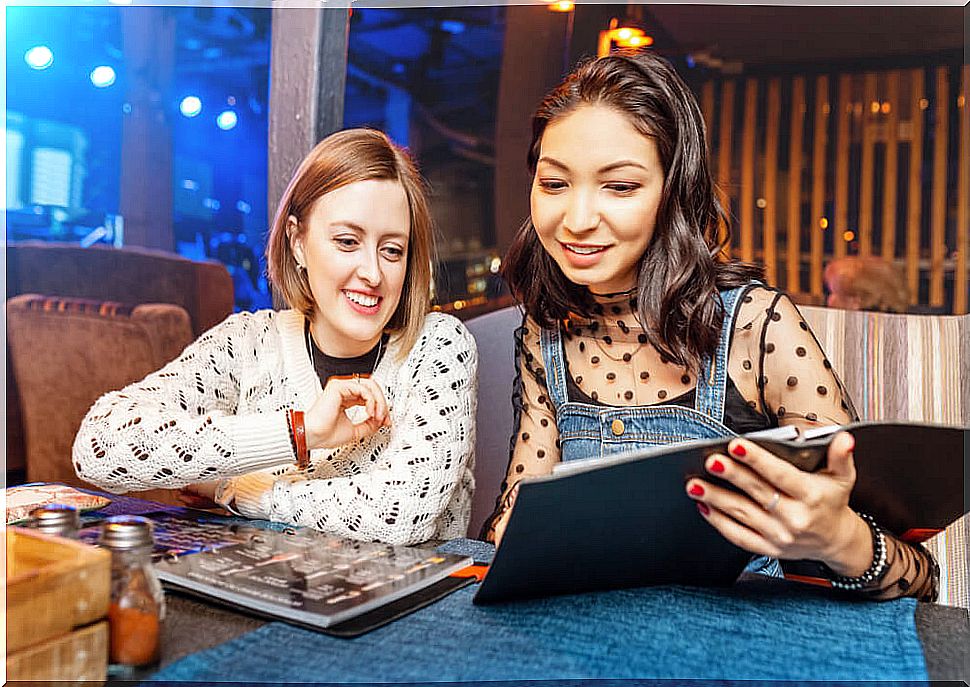 Friends new mothers going to dinner together to have a social life.