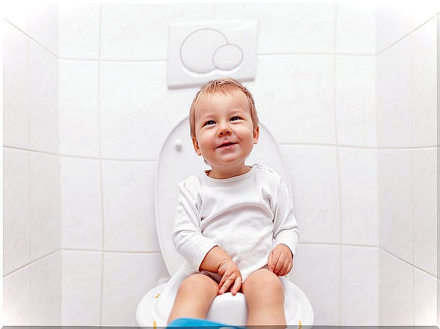 The first step for the child to put off the diaper is to put the toilet adapter in the bathroom or buy the potty or potty.