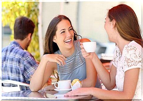 Mom having coffee with a friend to combat postpartum stress.