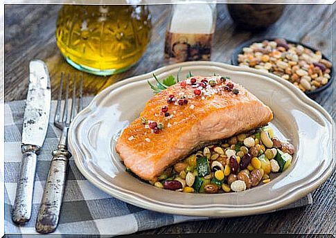 Baked salmon with vegetables is one of the recipes for diabetics.