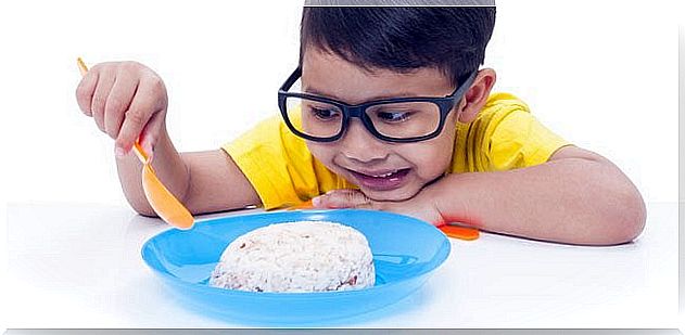 boy-glasses-eats-rice-p