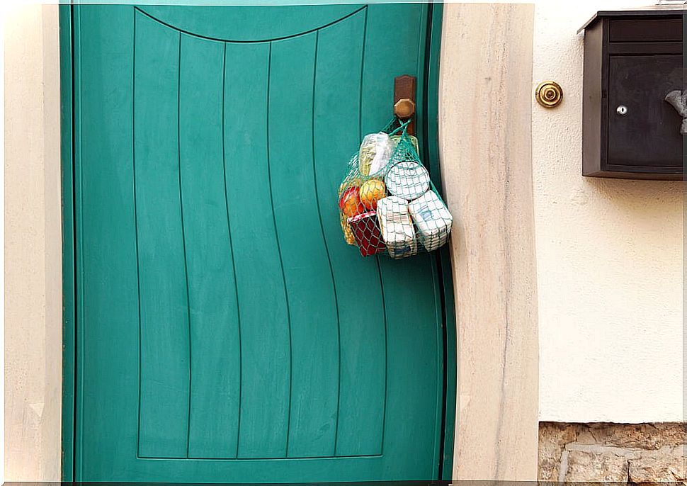 Food hung on the door of a house as a sign of solidarity, the best teaching of the coronavirus.