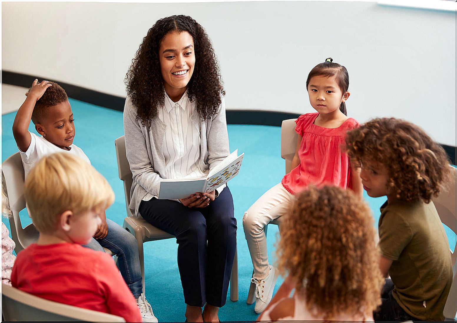 Teacher in class with her students using techniques to form groups.