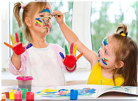 Finger painting is an indispensable element of children's crafts