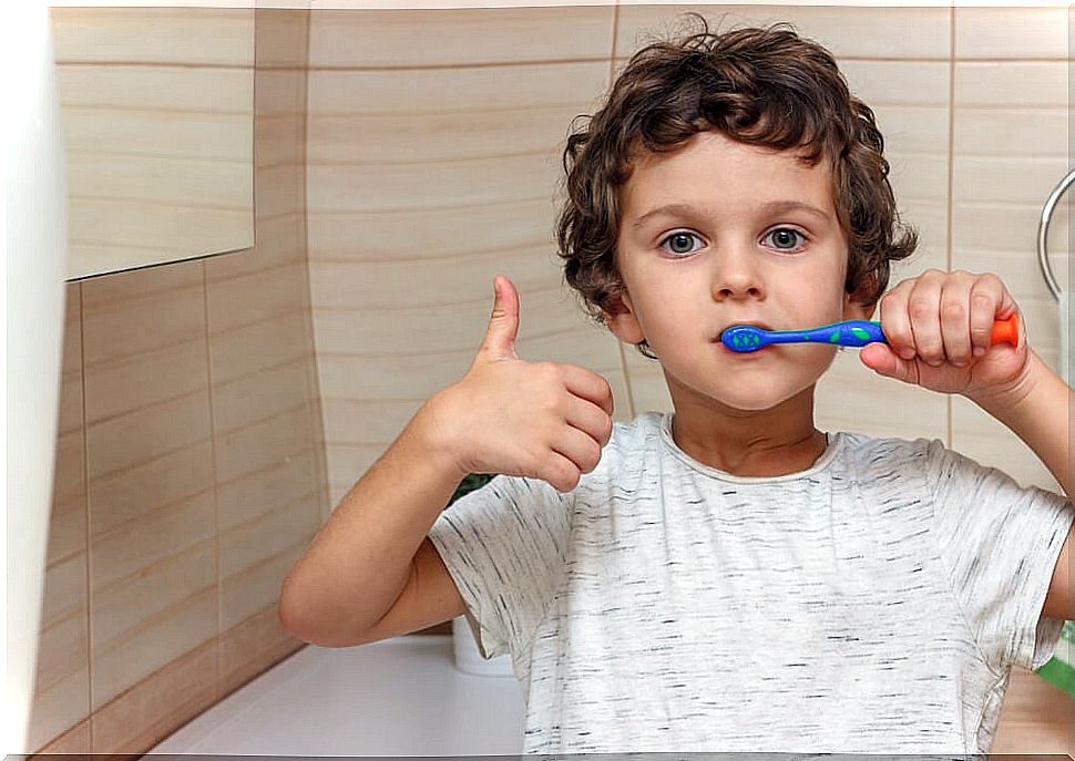 Child brushing teeth thanks to the game 'the tree of achievements'.