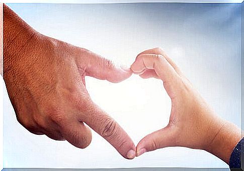 Hand-father-and-daughter-forming-a-heart