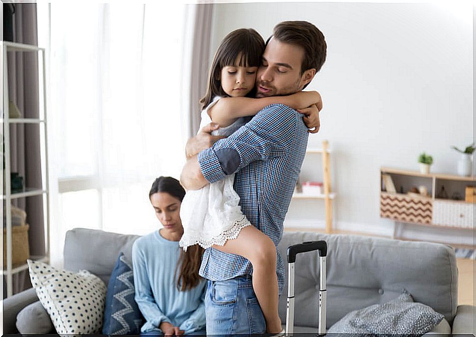 Father hugs his daughter, despite her mother, after understanding that you should never speak badly to her father's children.